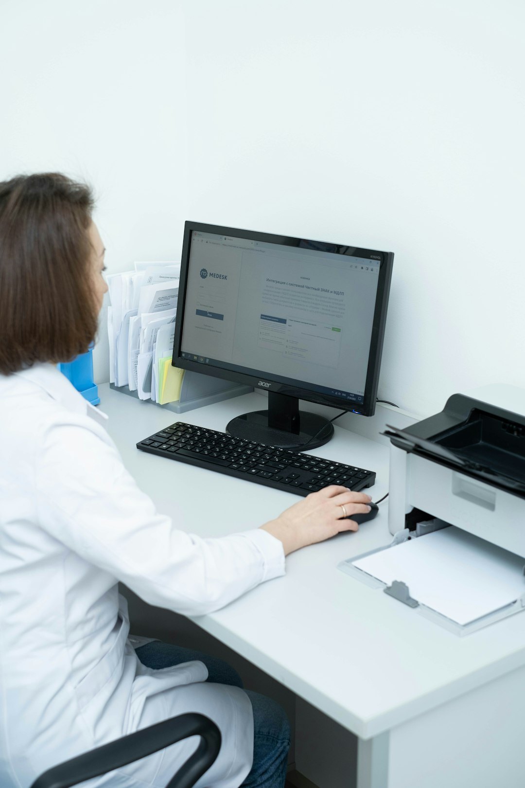 analyst using computer for research