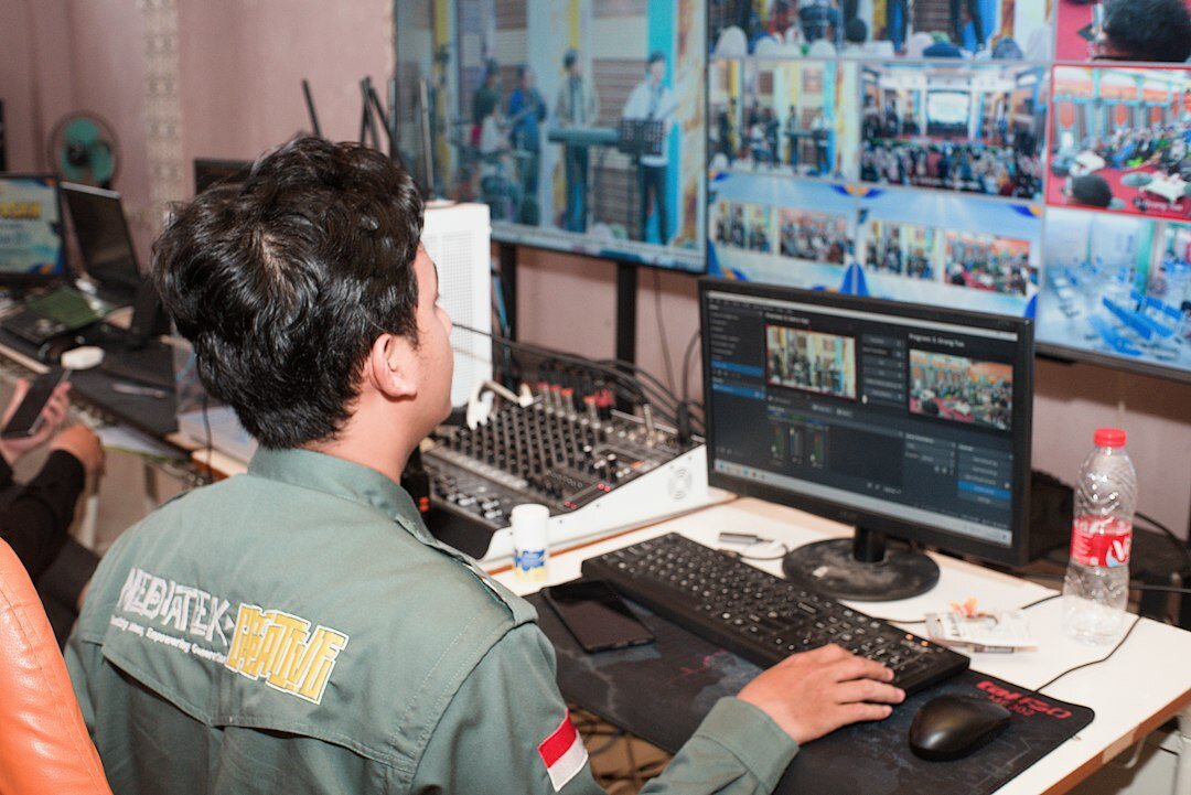 detective using computer screen